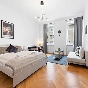Apartment Cozy In 16th District, Wien